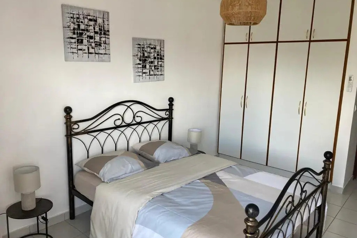 Room 4 of 12