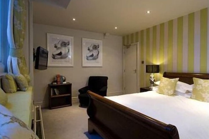 Room 13 of 74