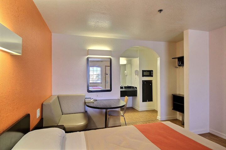 Room 9 of 34