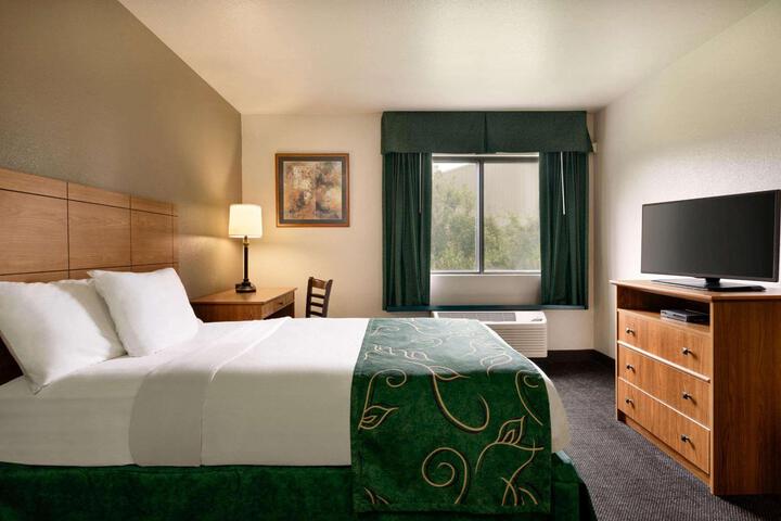 1 Queen Bed (2 of 3)