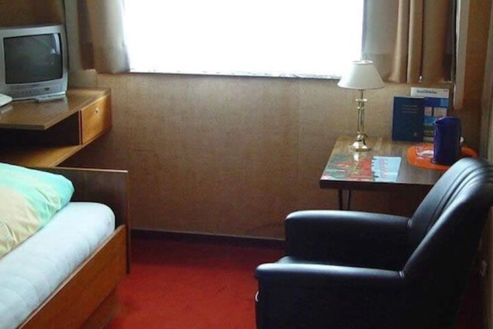 Room 8 of 16
