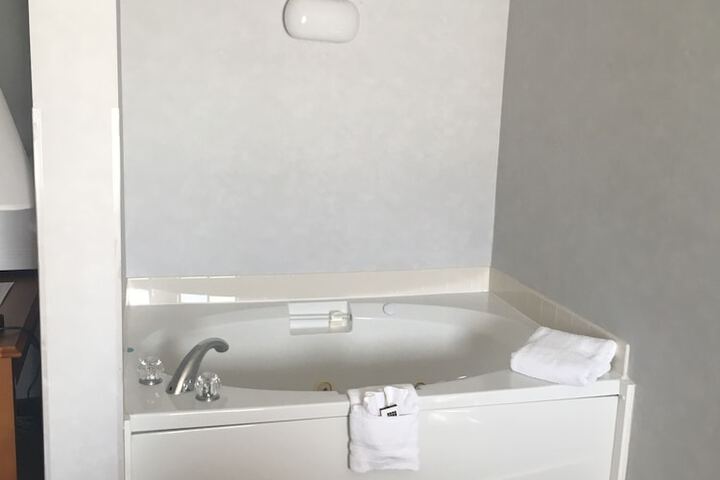 1 King Bed (2 of 6)