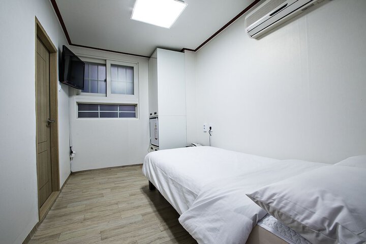 Room 6 of 42
