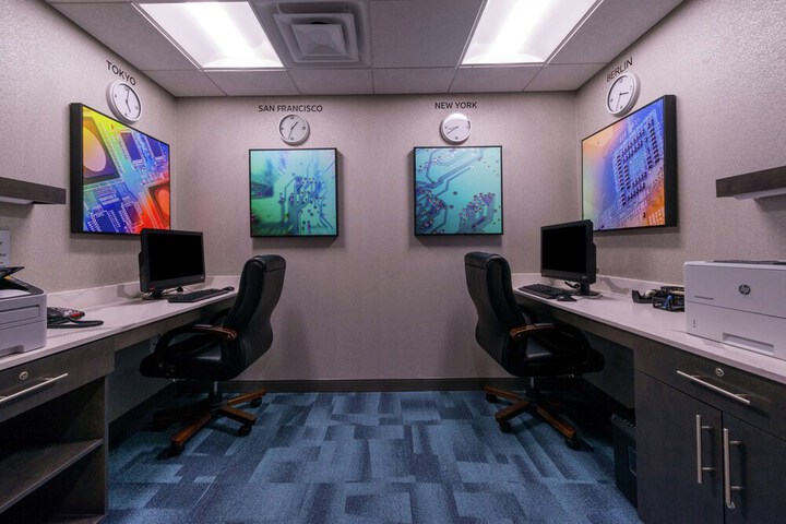 Business Center 36 of 38