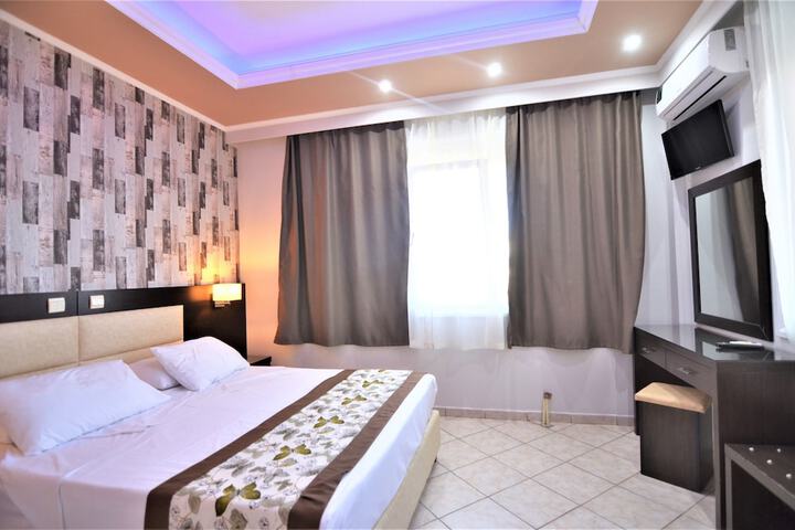 Room 6 of 106