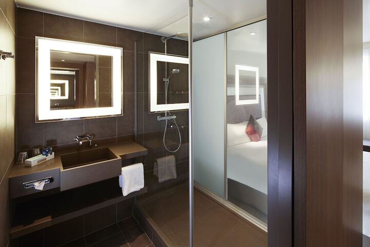 Room 32 of 89