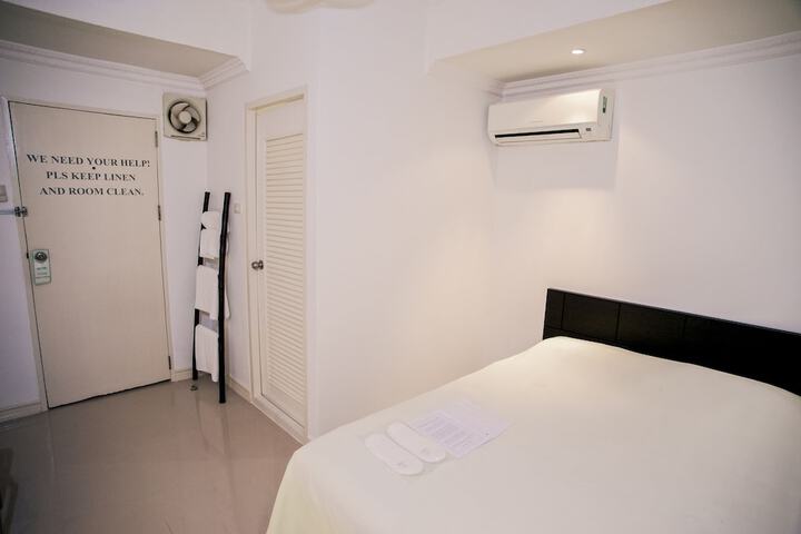 Room 28 of 65