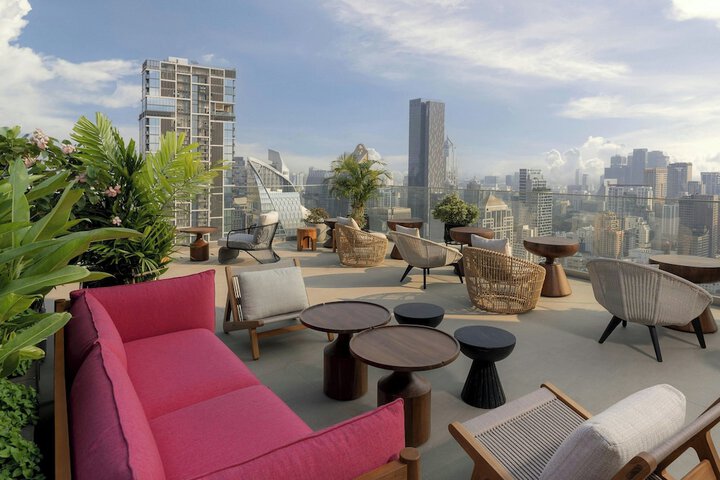 Lounge 53 of 75