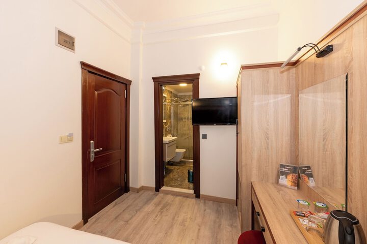 Room 32 of 76