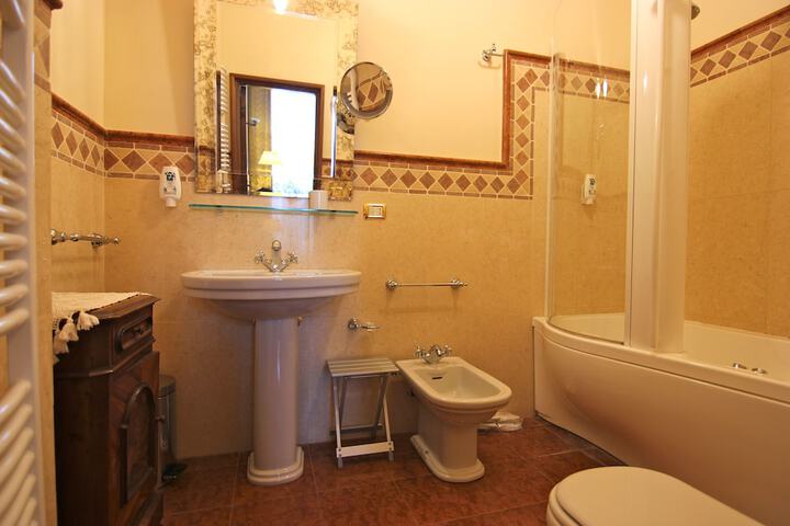 Room 106 of 175