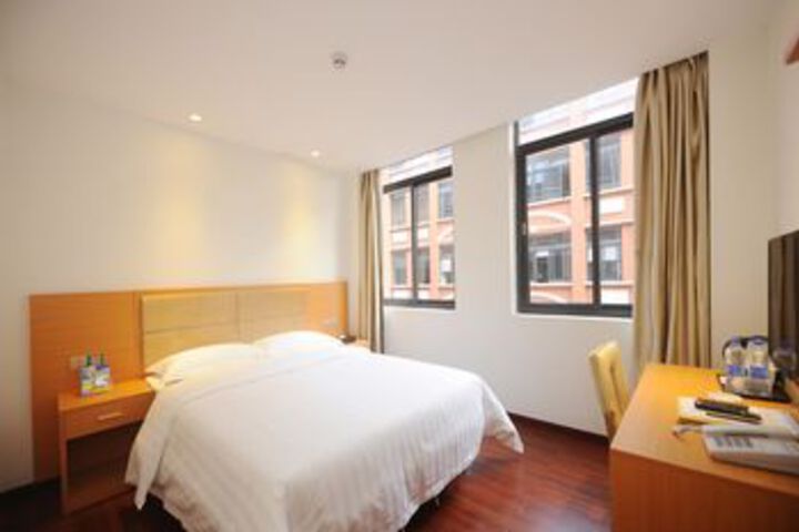 Room 7 of 18