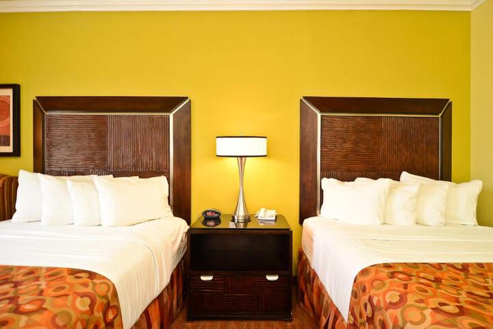2 Queen Beds (1 of 6)