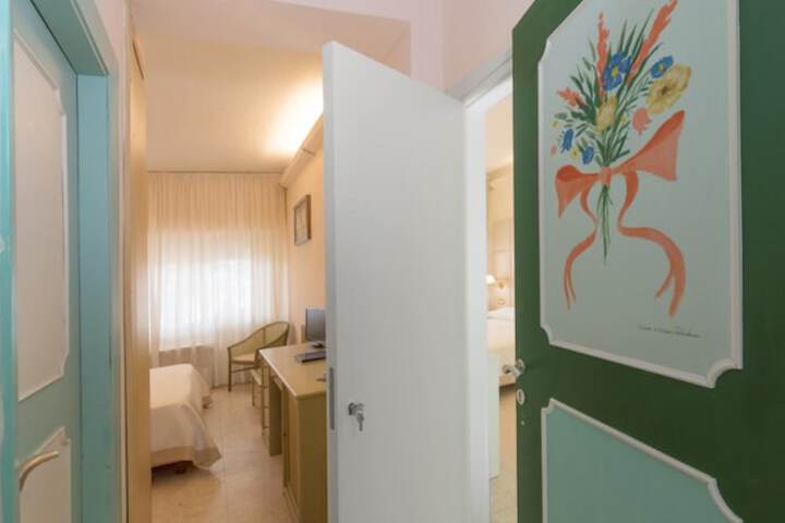 Room 10 of 48