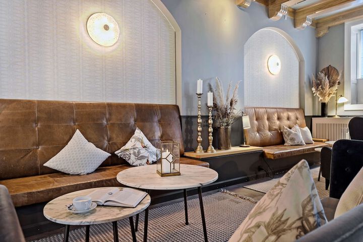 Lounge 106 of 127