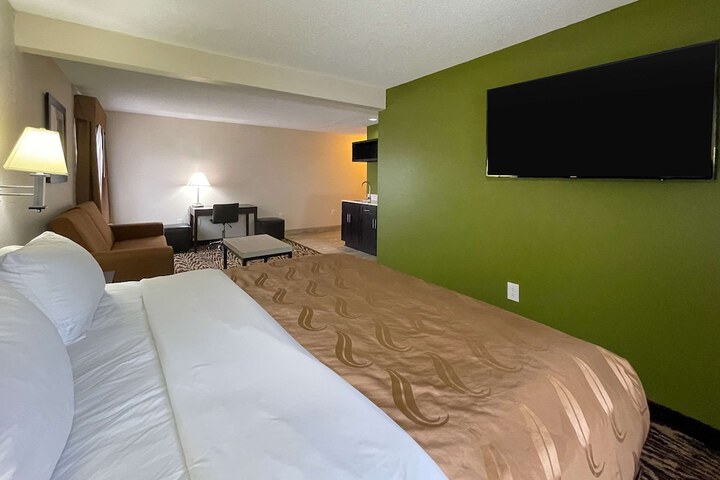 1 King Bed (2 of 6)