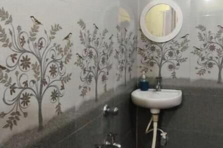 Room 10 of 13