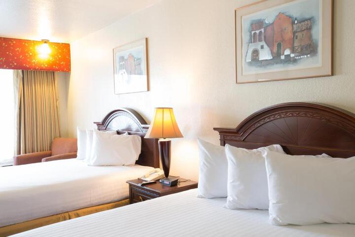 2 Queen Beds (3 of 7)