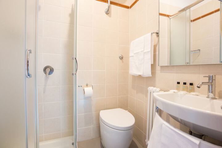Room 32 of 46