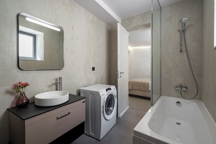 Room 203 of 552