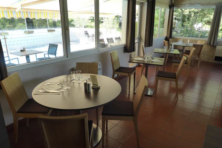 Dining 40 of 61
