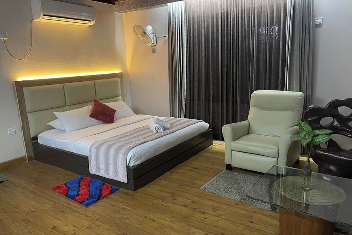 Room 11 of 38