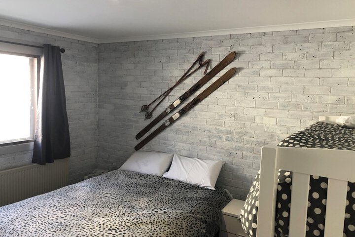 Room 2 of 10
