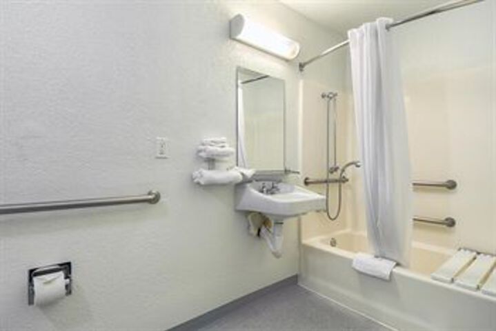 Room 3 of 28