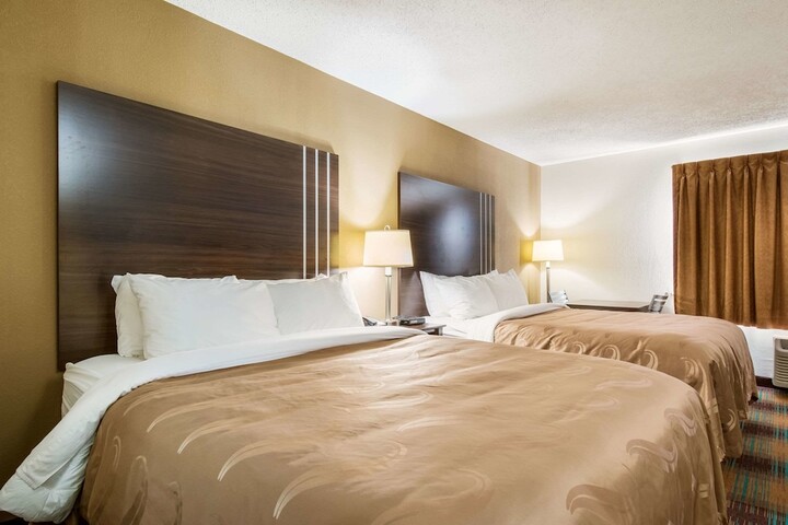 1 Queen Bed (3 of 9)