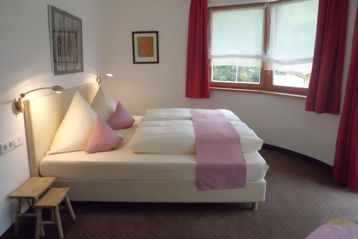 Room 12 of 106