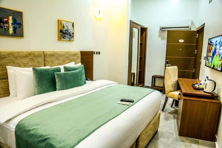 Room 2 of 10