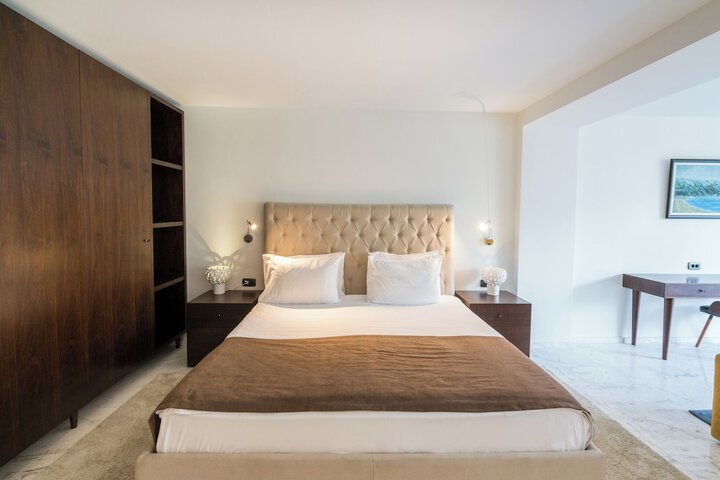 Room 28 of 94