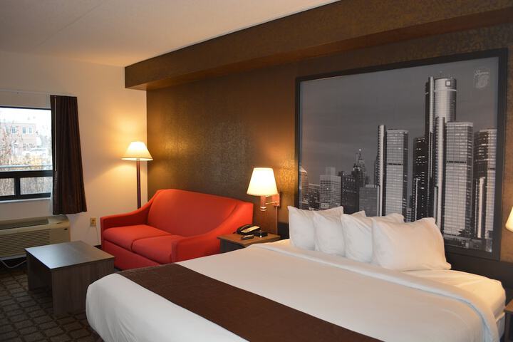 1 King Bed (2 of 19)