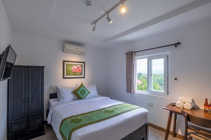 Room 4 of 9