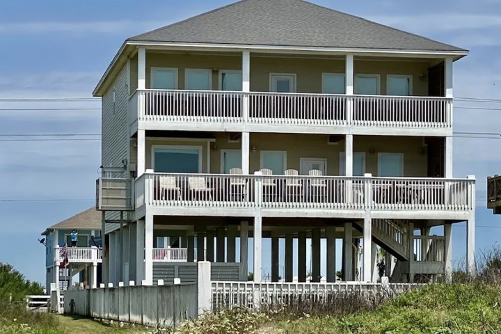Photo of Moby Deck 5 Bedroom Home