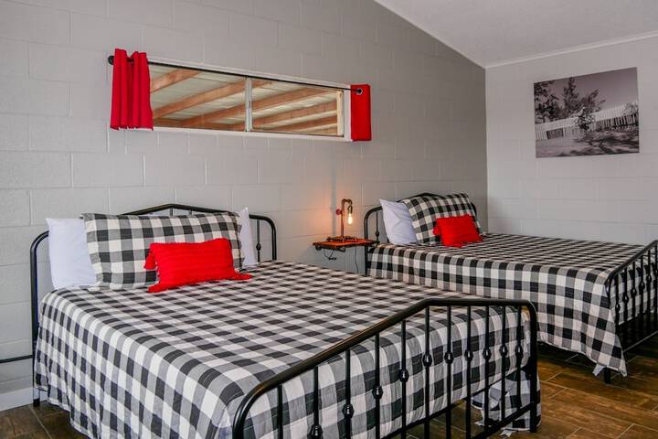 Room 33 of 213