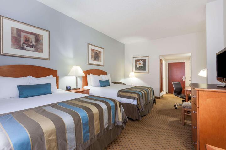 2 Queen Beds (3 of 7)