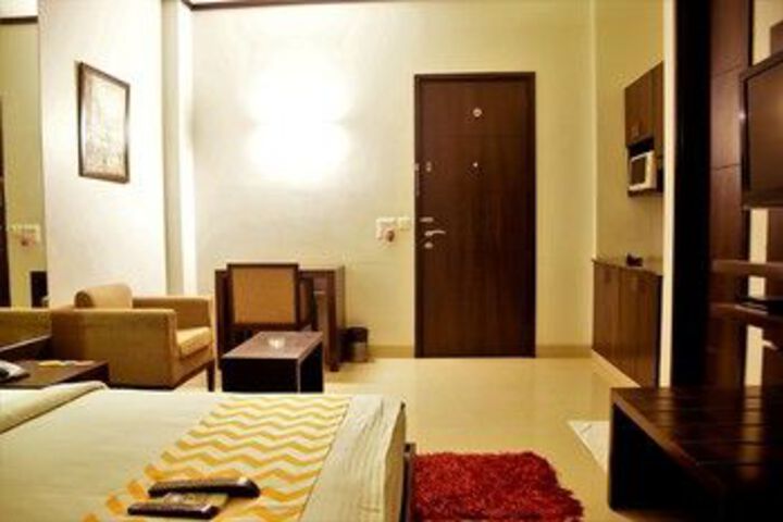 Room 13 of 32