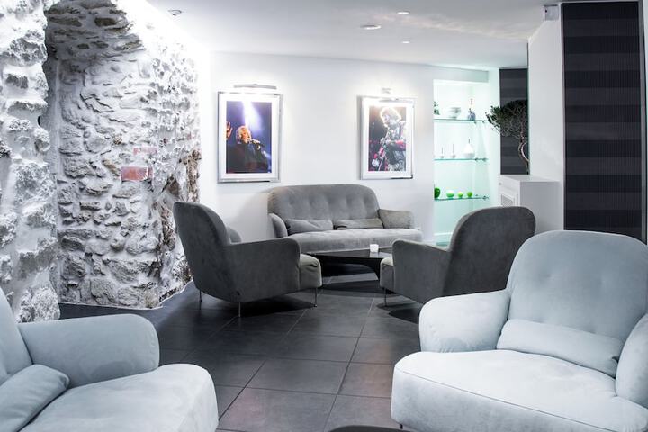 Lounge 30 of 41