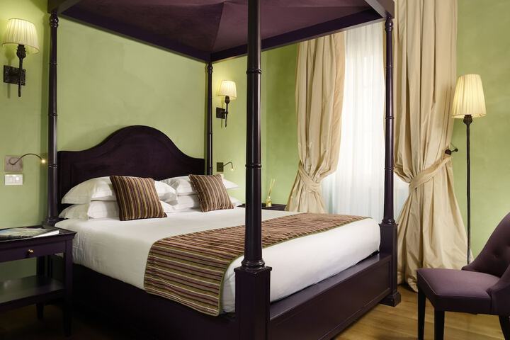 Room 4 of 110