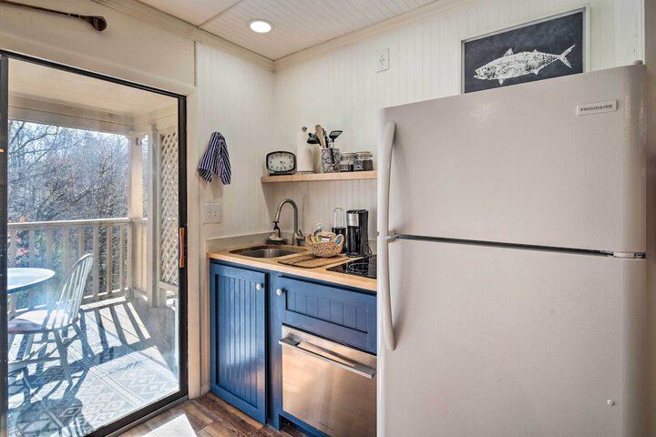 Balcony + Pool Access! Couples Escape in Lake Lure