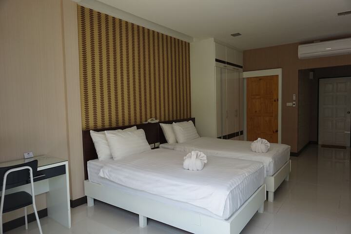 Room 6 of 28