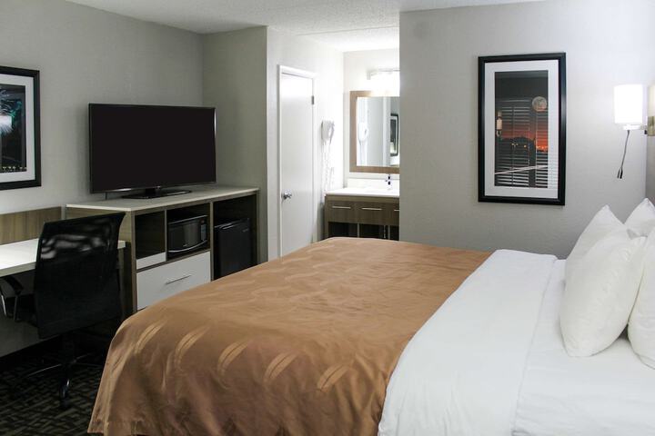 1 King Bed (2 of 6)