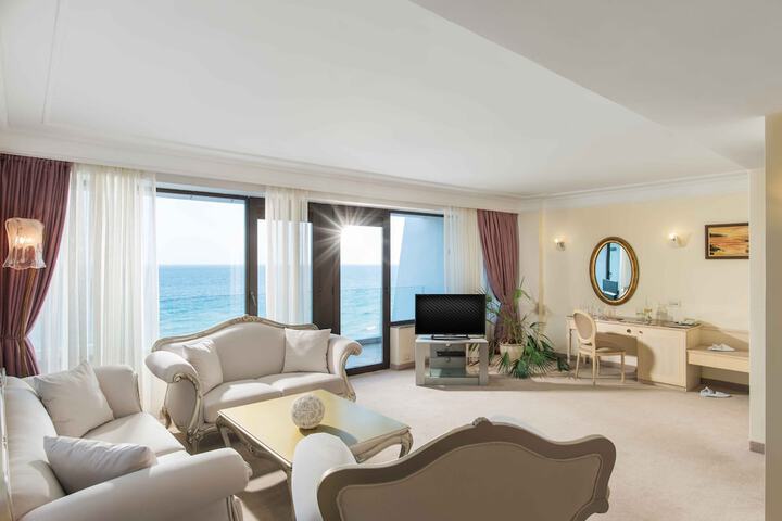 Lounge 43 of 78