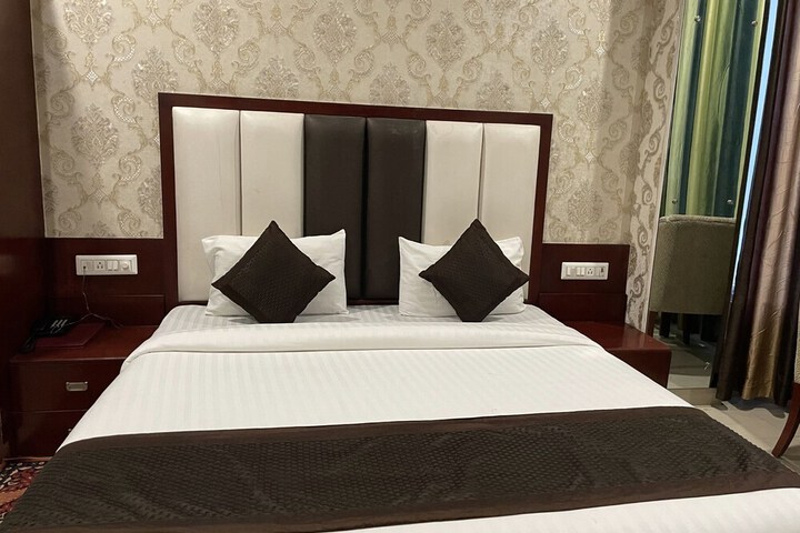 Room 4 of 33