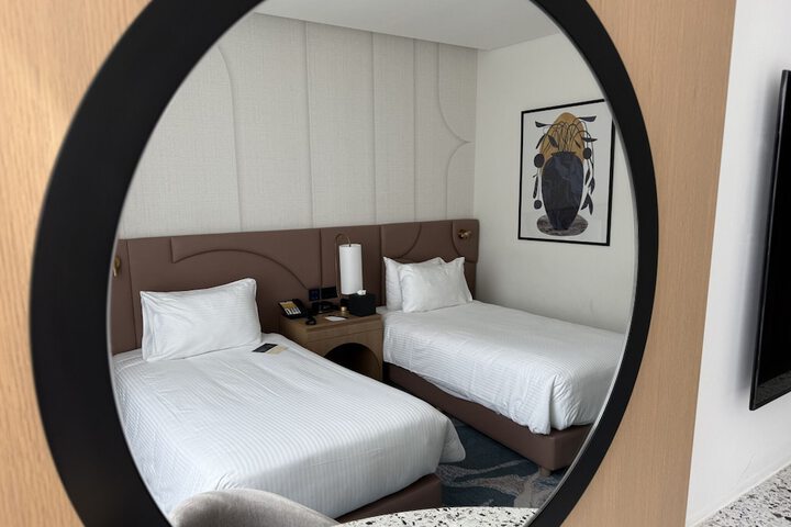 Room 27 of 83