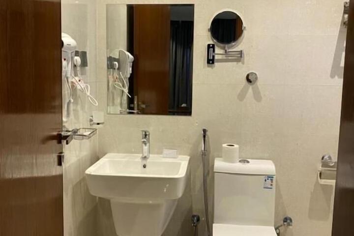 Room 4 of 25
