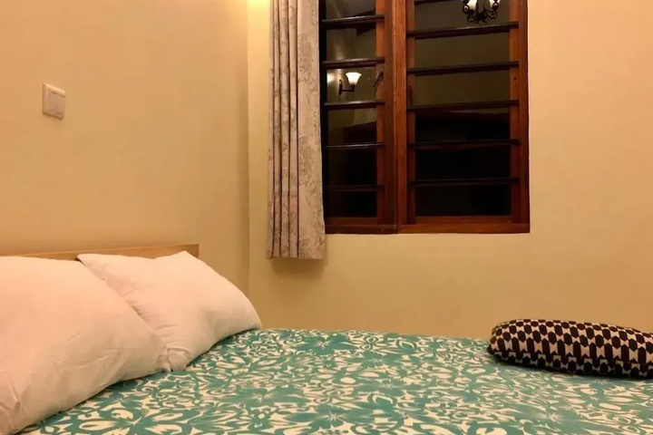 Room 6 of 13