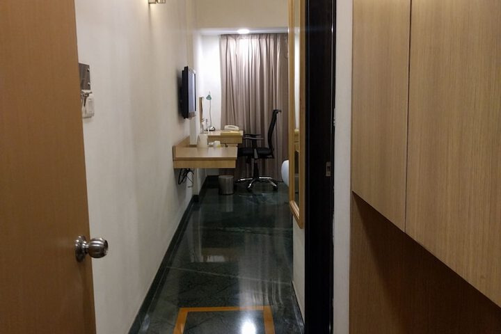 Room 10 of 33