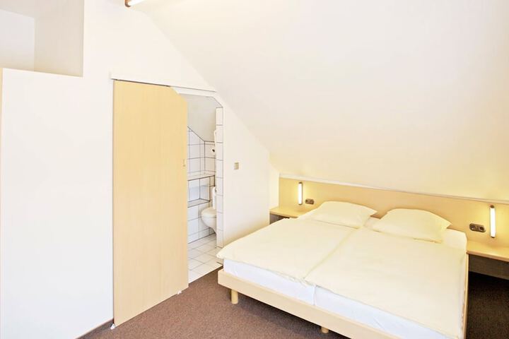 Room 6 of 43