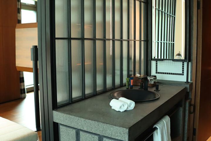 Room 52 of 86